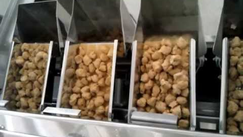 Упаковка соевого продукта с помощью четырех линейного весового дозатора  и вертикальной упаковочной машины.